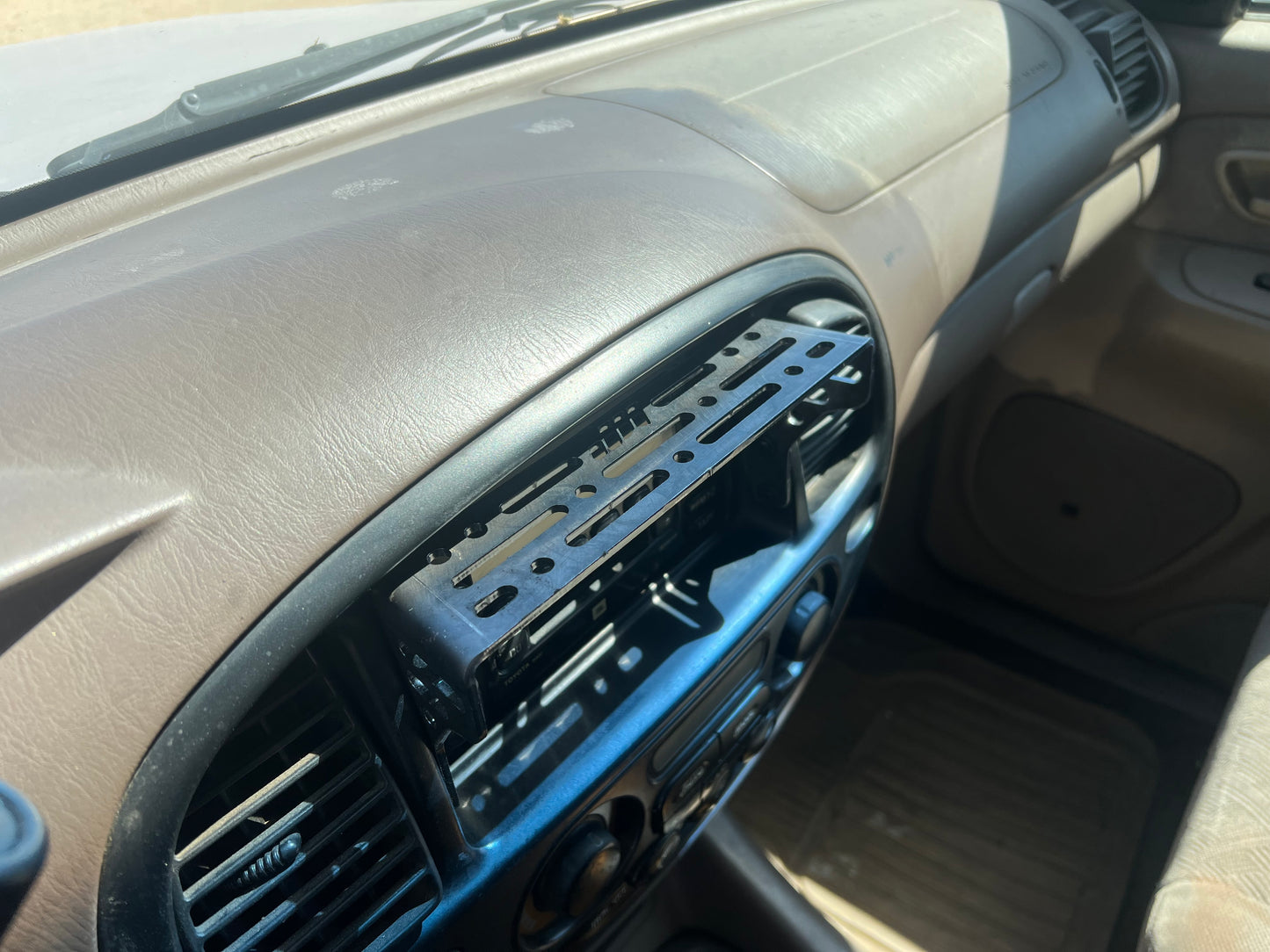 TOYOTA SEQUOIA 1G DASH MOUNT